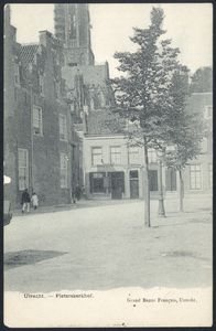 606382 Gezicht op het Pieterskerkhof te Utrecht, vóór de verbreding van de Voetiusstraat.